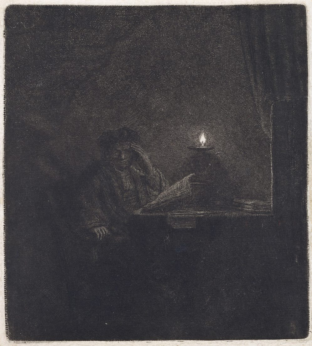画像：蝋燭の明かりのもとで机に向かう書生